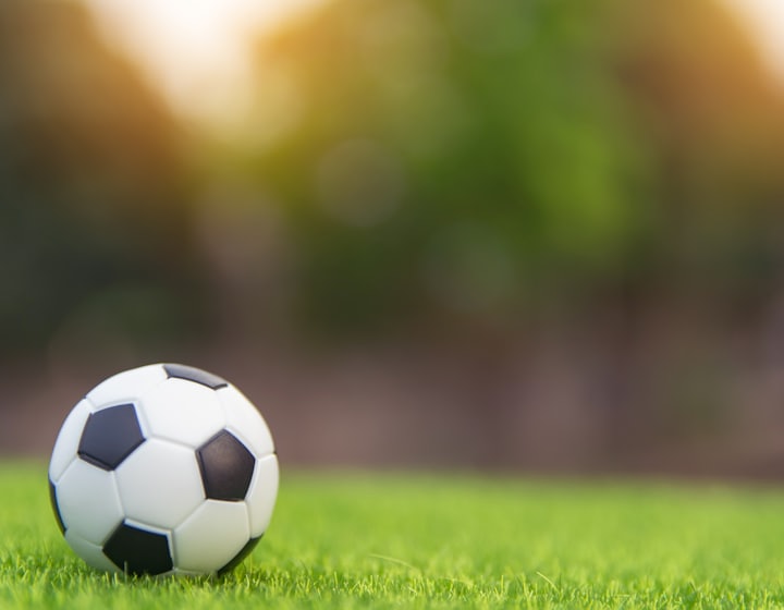 Balón sobre el césped