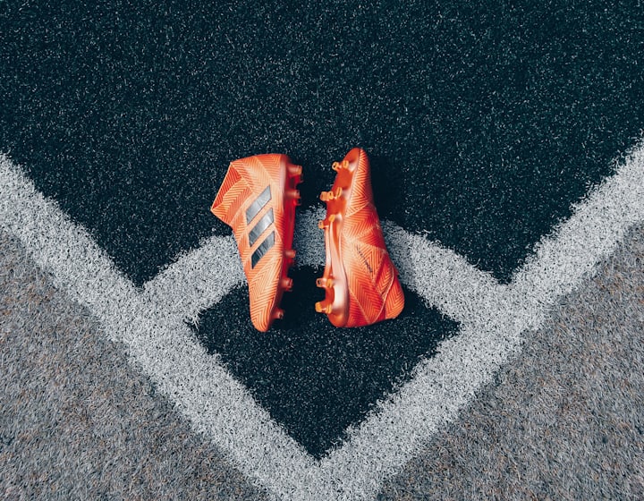 Botines de fútbol sobre la cancha