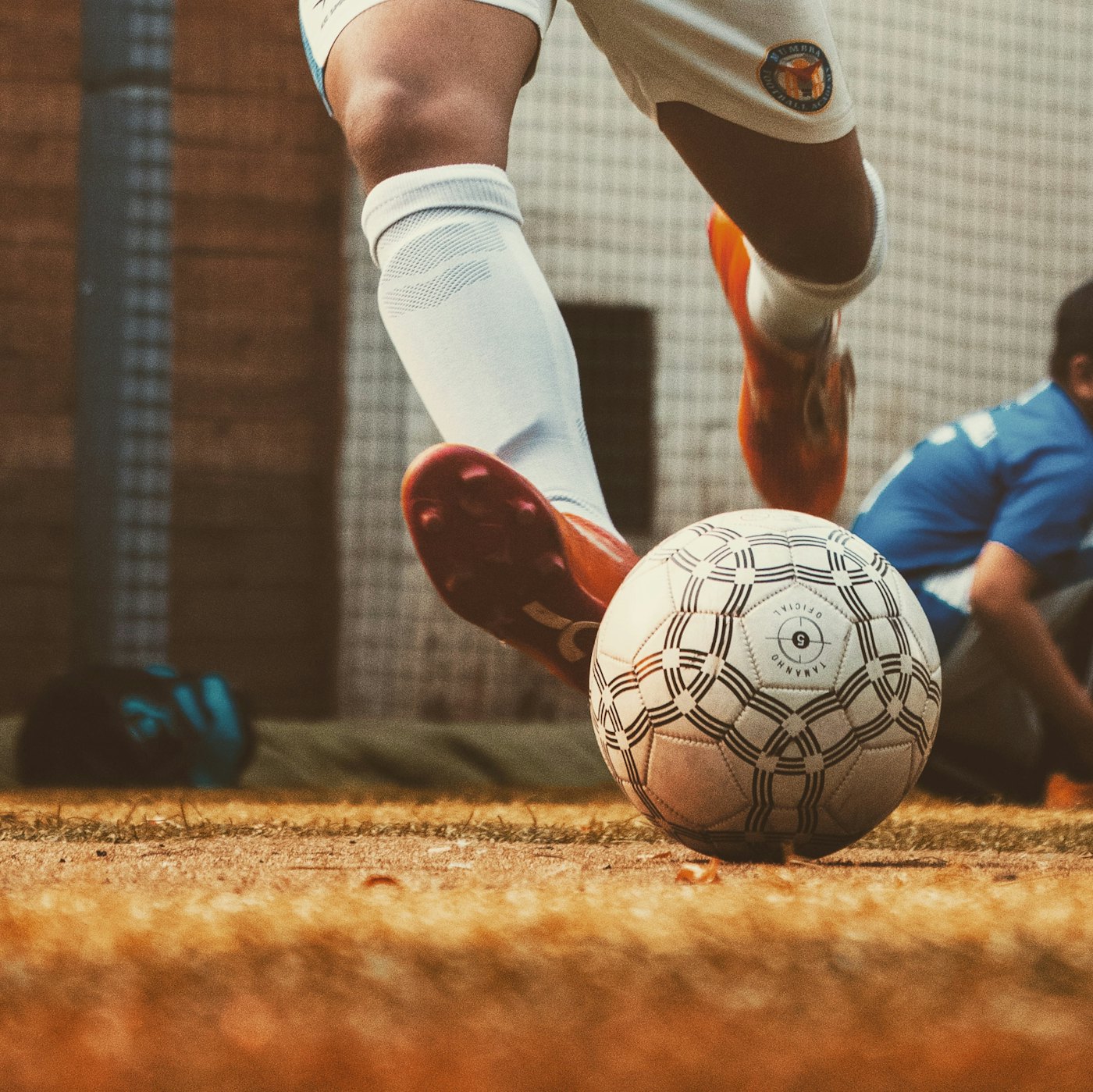 Detalle de un jugador conduciendo el balón en entrenamiento